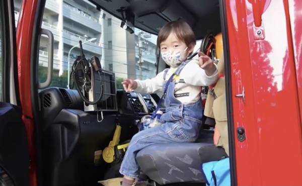 34万回再生！消防車が大好き♡好奇心旺盛な男の子が質問攻め！消防士さんによる驚きの神対応とは！？