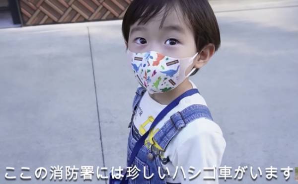 34万回再生！消防車が大好き♡好奇心旺盛な男の子が質問攻め！消防士さんによる驚きの神対応とは！？