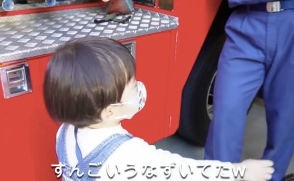 34万回再生！消防車が大好き♡好奇心旺盛な男の子が質問攻め！消防士さんによる驚きの神対応とは！？