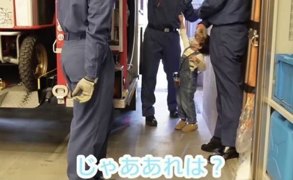 34万回再生！消防車が大好き♡好奇心旺盛な男の子が質問攻め！消防士さんによる驚きの神対応とは！？