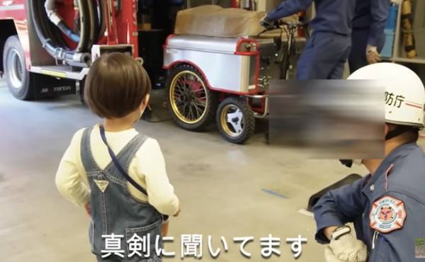 34万回再生！消防車が大好き♡好奇心旺盛な男の子が質問攻め！消防士さんによる驚きの神対応とは！？