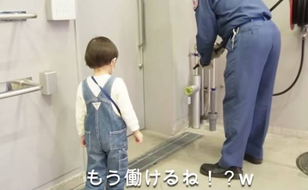 34万回再生！消防車が大好き♡好奇心旺盛な男の子が質問攻め！消防士さんによる驚きの神対応とは！？