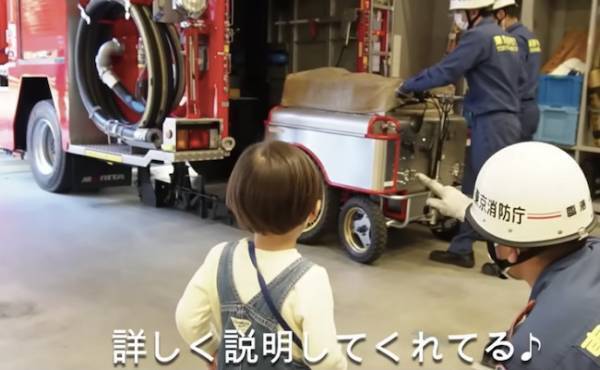 34万回再生！消防車が大好き♡好奇心旺盛な男の子が質問攻め！消防士さんによる驚きの神対応とは！？
