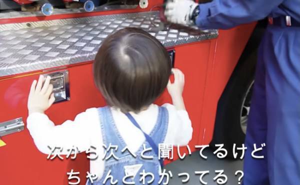 34万回再生！消防車が大好き♡好奇心旺盛な男の子が質問攻め！消防士さんによる驚きの神対応とは！？