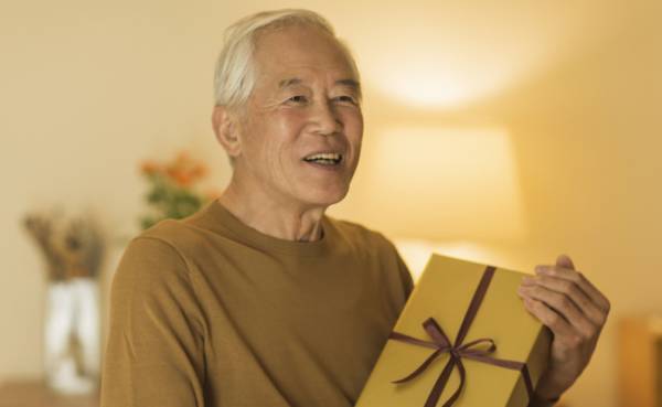 義父に「要りません」と言えずモヤモヤ。正直、困惑…！子どものために必ず用意してくれるモノとは！？