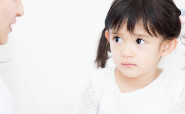 娘が幼稚園で叩かれた！？「やめて」と言っても叩き続ける友だち…娘のとった対応に感動！【体験談】