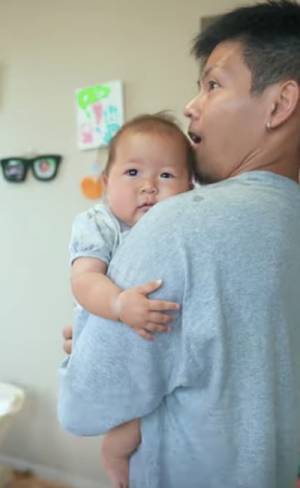 104万回再生！「え、ママじゃないやん…」パパだと気づいた赤ちゃんの反応がかわいすぎる♡と話題！
