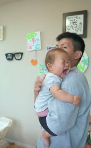 104万回再生！「え、ママじゃないやん…」パパだと気づいた赤ちゃんの反応がかわいすぎる♡と話題！