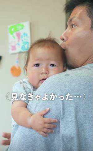 104万回再生！「え、ママじゃないやん…」パパだと気づいた赤ちゃんの反応がかわいすぎる♡と話題！