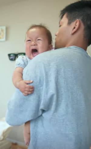 104万回再生！「え、ママじゃないやん…」パパだと気づいた赤ちゃんの反応がかわいすぎる♡と話題！