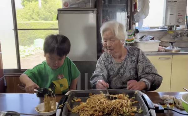 20万回再生！94歳ひいひいばあちゃん✕2歳玄孫の癒やしコラボ♡心やさしい玄孫くんの言葉に感動！