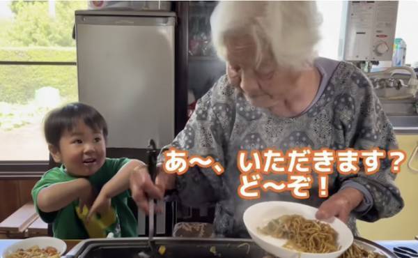 20万回再生！94歳ひいひいばあちゃん✕2歳玄孫の癒やしコラボ♡心やさしい玄孫くんの言葉に感動！