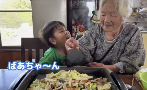 20万回再生！94歳ひいひいばあちゃん✕2歳玄孫の癒やしコラボ♡心やさしい玄孫くんの言葉に感動！