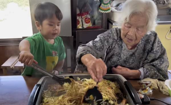 20万回再生！94歳ひいひいばあちゃん✕2歳玄孫の癒やしコラボ♡心やさしい玄孫くんの言葉に感動！