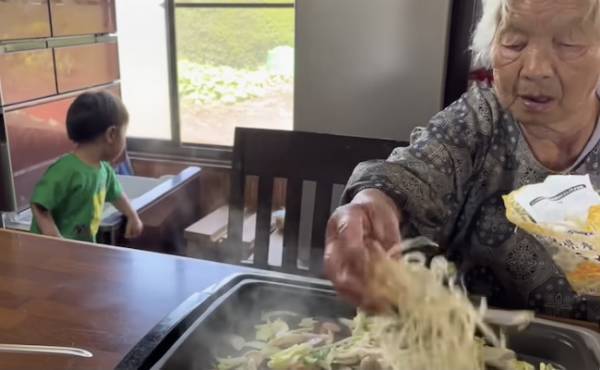 20万回再生！94歳ひいひいばあちゃん✕2歳玄孫の癒やしコラボ♡心やさしい玄孫くんの言葉に感動！