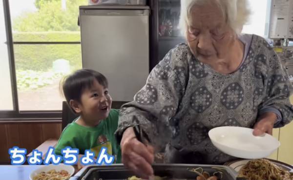 20万回再生！94歳ひいひいばあちゃん✕2歳玄孫の癒やしコラボ♡心やさしい玄孫くんの言葉に感動！
