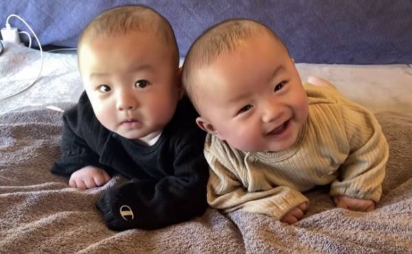 494万回再生！双子ベビーの「シンクロ行動」がかわいすぎる♡弟にゴッチンされた兄の反応は…！？