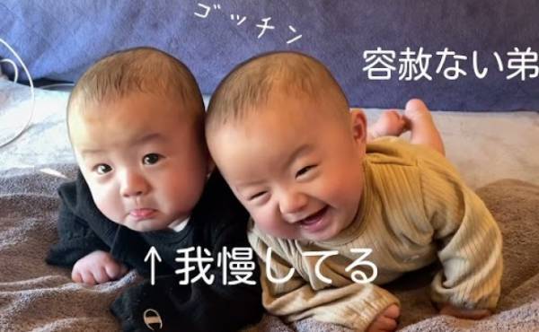 494万回再生！双子ベビーの「シンクロ行動」がかわいすぎる♡弟にゴッチンされた兄の反応は…！？