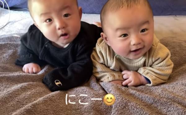 494万回再生！双子ベビーの「シンクロ行動」がかわいすぎる♡弟にゴッチンされた兄の反応は…！？