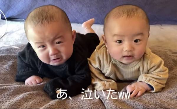 494万回再生！双子ベビーの「シンクロ行動」がかわいすぎる♡弟にゴッチンされた兄の反応は…！？