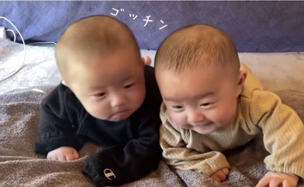 494万回再生！双子ベビーの「シンクロ行動」がかわいすぎる♡弟にゴッチンされた兄の反応は…！？
