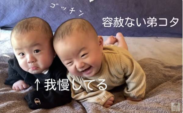 494万回再生！双子ベビーの「シンクロ行動」がかわいすぎる♡弟にゴッチンされた兄の反応は…！？