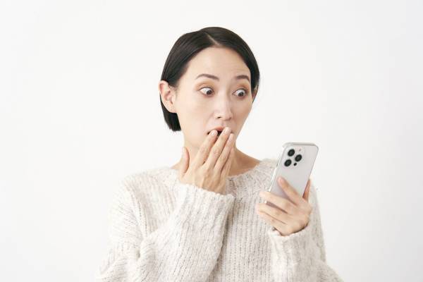 「うそでしょ…！？」トイレから戻ると息子の手にスマホが！→画面を見て私が顔面蒼白になったワケは…