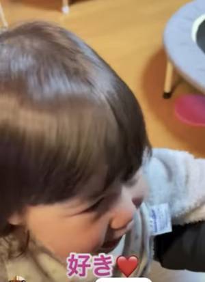 40万回再生！パパに抱っこしてもらいたくてとった女の子の驚きの行動に「可愛すぎる」の声多数！