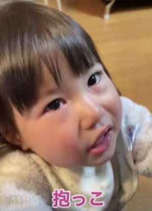 40万回再生！パパに抱っこしてもらいたくてとった女の子の驚きの行動に「可愛すぎる」の声多数！