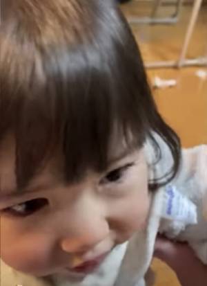40万回再生！パパに抱っこしてもらいたくてとった女の子の驚きの行動に「可愛すぎる」の声多数！