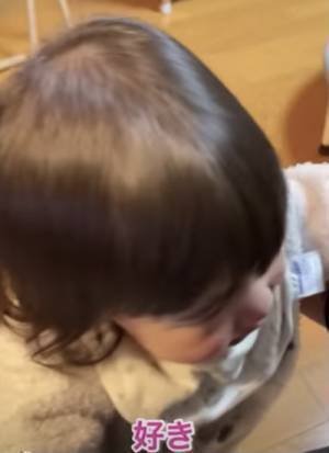 40万回再生！パパに抱っこしてもらいたくてとった女の子の驚きの行動に「可愛すぎる」の声多数！