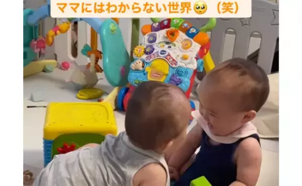 「ママにはわからない世界！？」16万回再生！双子ベビーが向かい合って、ゲラゲラがもう止まらない♡