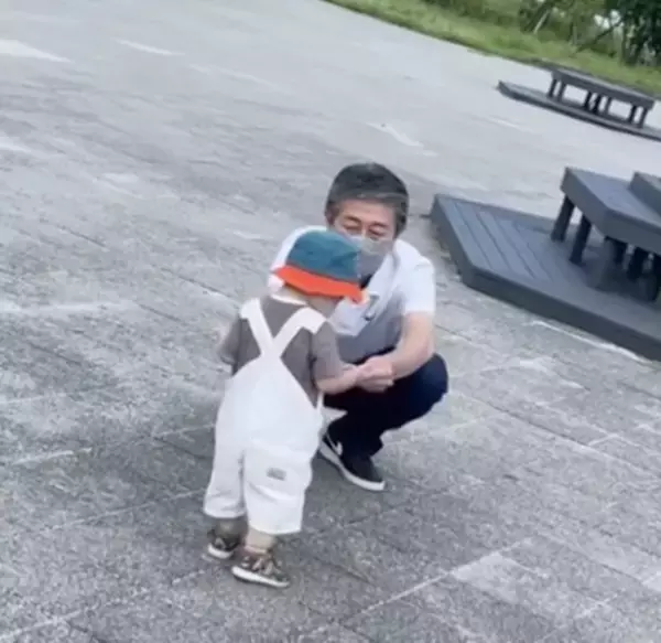 259万回再生！愛すべきじいじの元へ全力ダッシュ！→じいじの目の前でまさかのハプニング！？