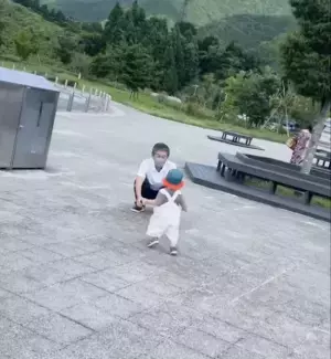 259万回再生！愛すべきじいじの元へ全力ダッシュ！→じいじの目の前でまさかのハプニング！？