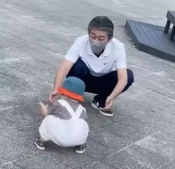 259万回再生！愛すべきじいじの元へ全力ダッシュ！→じいじの目の前でまさかのハプニング！？