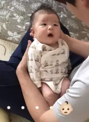 150万回再生！「おー！」「おっ♡」赤ちゃんとおしゃべりしていたパパ→思わず吹き出したワケは！？