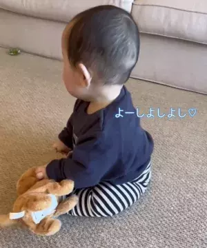 赤ちゃんが、おもちゃのわんこに♡