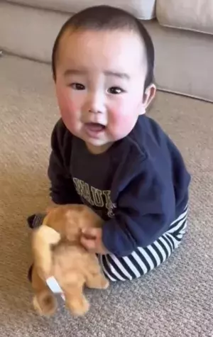 赤ちゃんが、おもちゃのわんこに♡