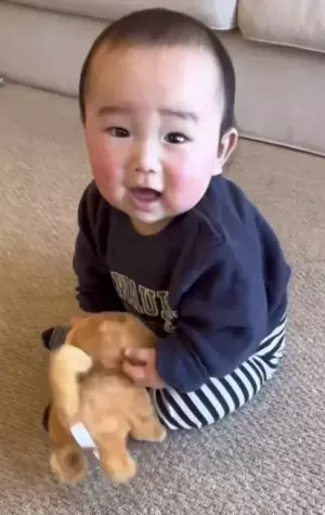 213万回再生！「ん？なんだ？」近づいてくる、自分より小さな存在…→赤ちゃんがとった行動は！？