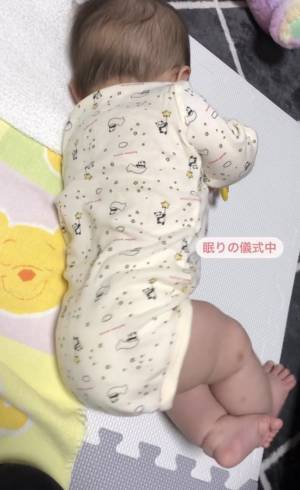 152万回再生！「もぞもぞ…もぞもぞ…」この動きは！？おねんね前の儀式がクセ強めでかわいすぎ♡