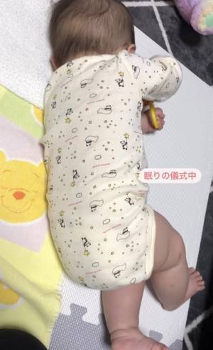 152万回再生！「もぞもぞ…もぞもぞ…」この動きは！？おねんね前の儀式がクセ強めでかわいすぎ♡