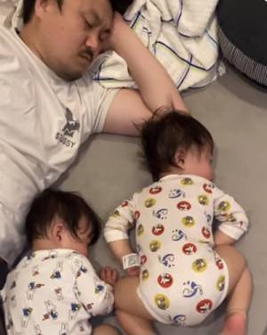 197万回再生！大好きなパパと眠る双子→「たまらん」「すごい」と話題になったまさかの姿とは…？