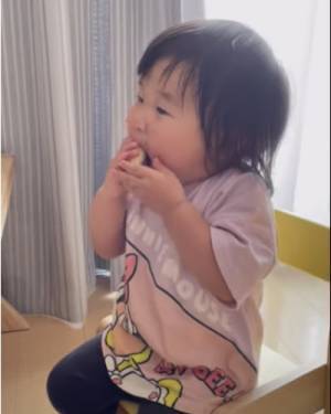 51万回再生！「バナナを食べたい娘」VS「寝てほしいパパ」→まさかのやりとりが可愛すぎと話題！