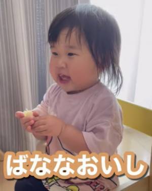 51万回再生！「バナナを食べたい娘」VS「寝てほしいパパ」→まさかのやりとりが可愛すぎと話題！