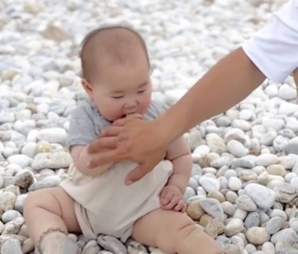 26万回再生！我慢できない赤ちゃんVSやさしく阻止するパパ⇒「ちらっ」ラストの反応がおもしろすぎ