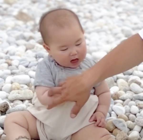 26万回再生！我慢できない赤ちゃんVSやさしく阻止するパパ⇒「ちらっ」ラストの反応がおもしろすぎ