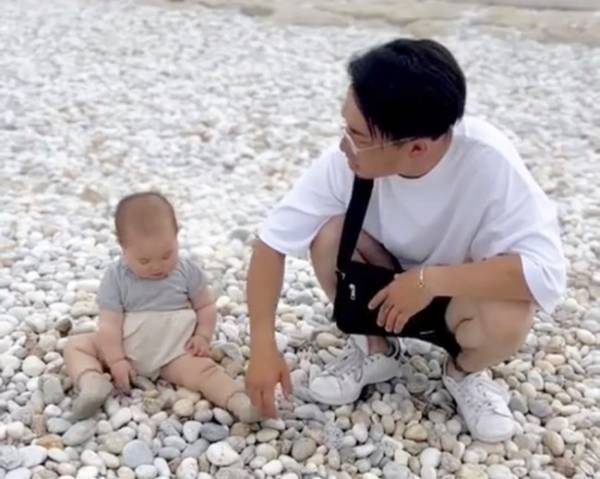 26万回再生！我慢できない赤ちゃんVSやさしく阻止するパパ⇒「ちらっ」ラストの反応がおもしろすぎ