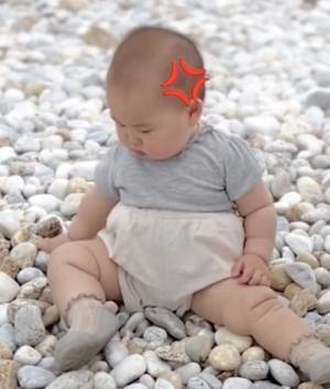 26万回再生！我慢できない赤ちゃんVSやさしく阻止するパパ⇒「ちらっ」ラストの反応がおもしろすぎ