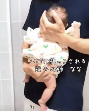 122万回再生！双子ならでは！？じーっと眺める赤ちゃん→見つめる先にある意外な光景とは？
