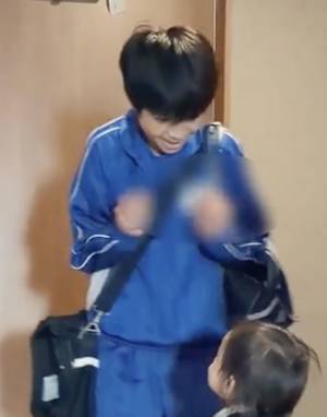 1336万回再生！【7男2女の大家族】7男の「初めて」に気づいた長男⇒感動の展開に、思わず…！？